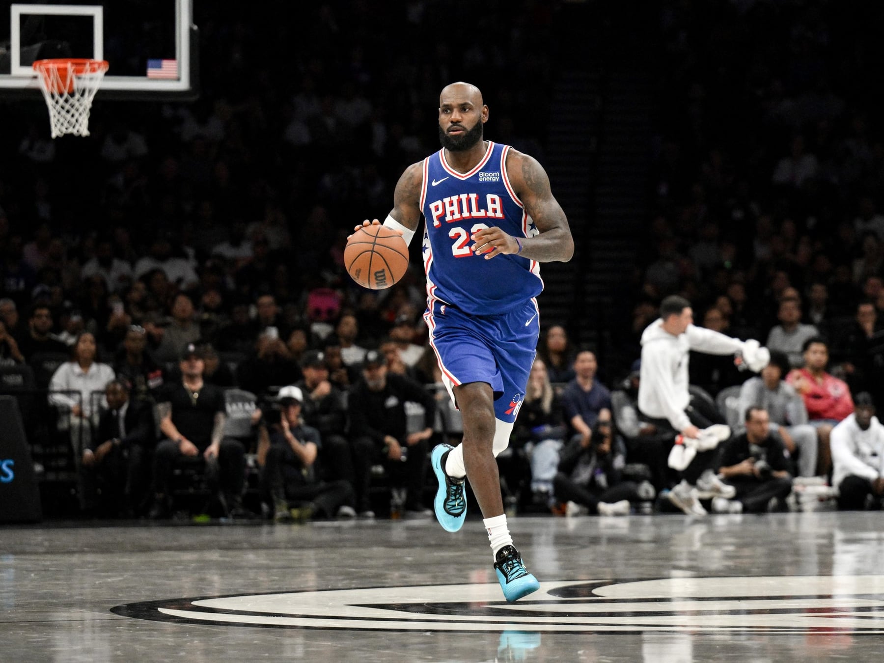 LeBron, a los 41, se puso la camiseta de los Sixers y cayó en su debut ante los Nets