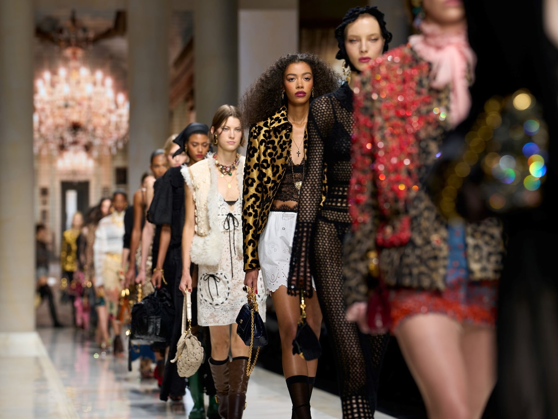 Milán cerró su semana de la moda con brillo, sensualidad y varias despedidas calientes