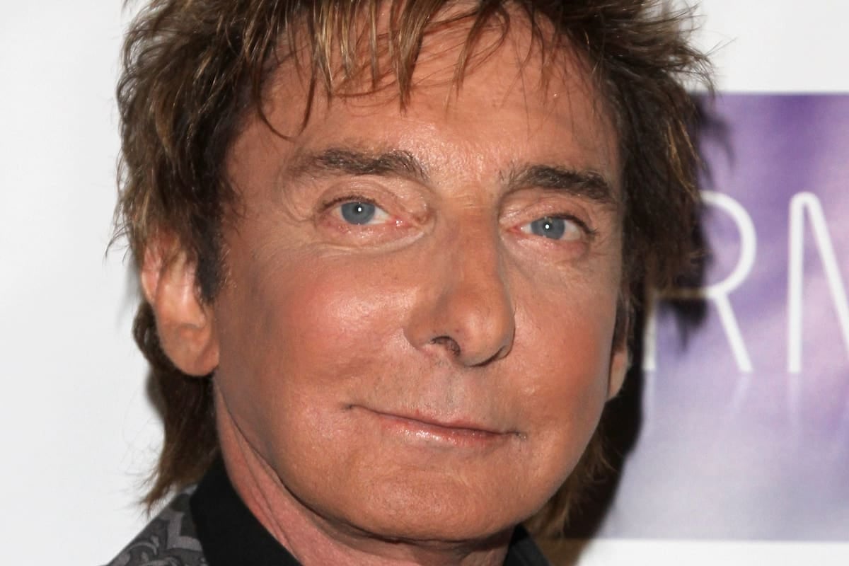 Manilow volvió a parar la orquesta: una bronquitis lo sacó del escenario de Las Vegas y dejó a la banda tocando sola