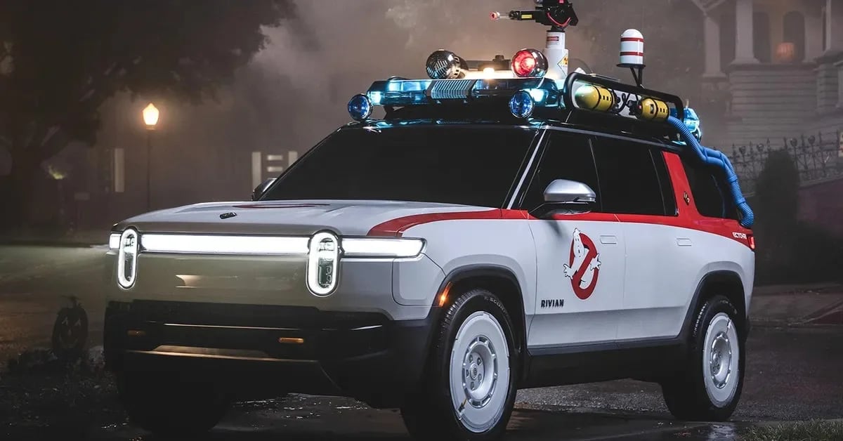 Peter Venkman volvió al asiento del conductor: Bill Murray se sube a una camioneta eléctrica con alma de Cazafantasmas