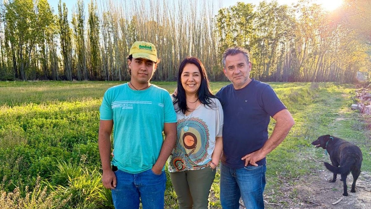 Una pareja en Neuquén revive la chacra familiar con sueldos de la educación y la sostiene entre los tres