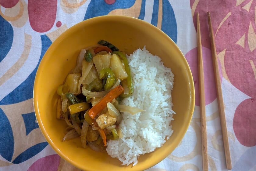 Tofu agridulce con piña: cómo armar un salteado chino vegano con la textura y el punto justo de la salsa