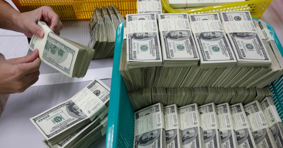 El minorista retrocede a $1.535 en el Nación y las reservas brutas rozan los USD 50.000 millones tras el impulso del oro