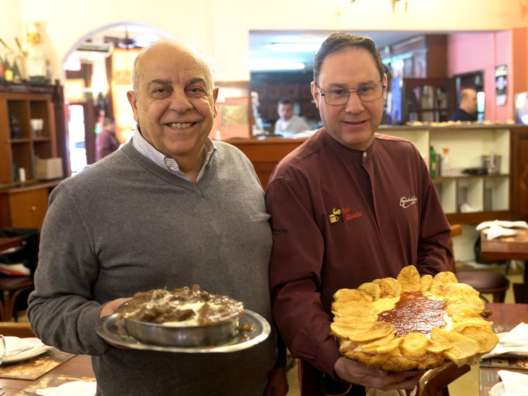 El bodegón de Villa Devoto que cumple 118 años y sostiene el ritual de la milaneta gigante de bar y restituir el tapeo barrial de siempre