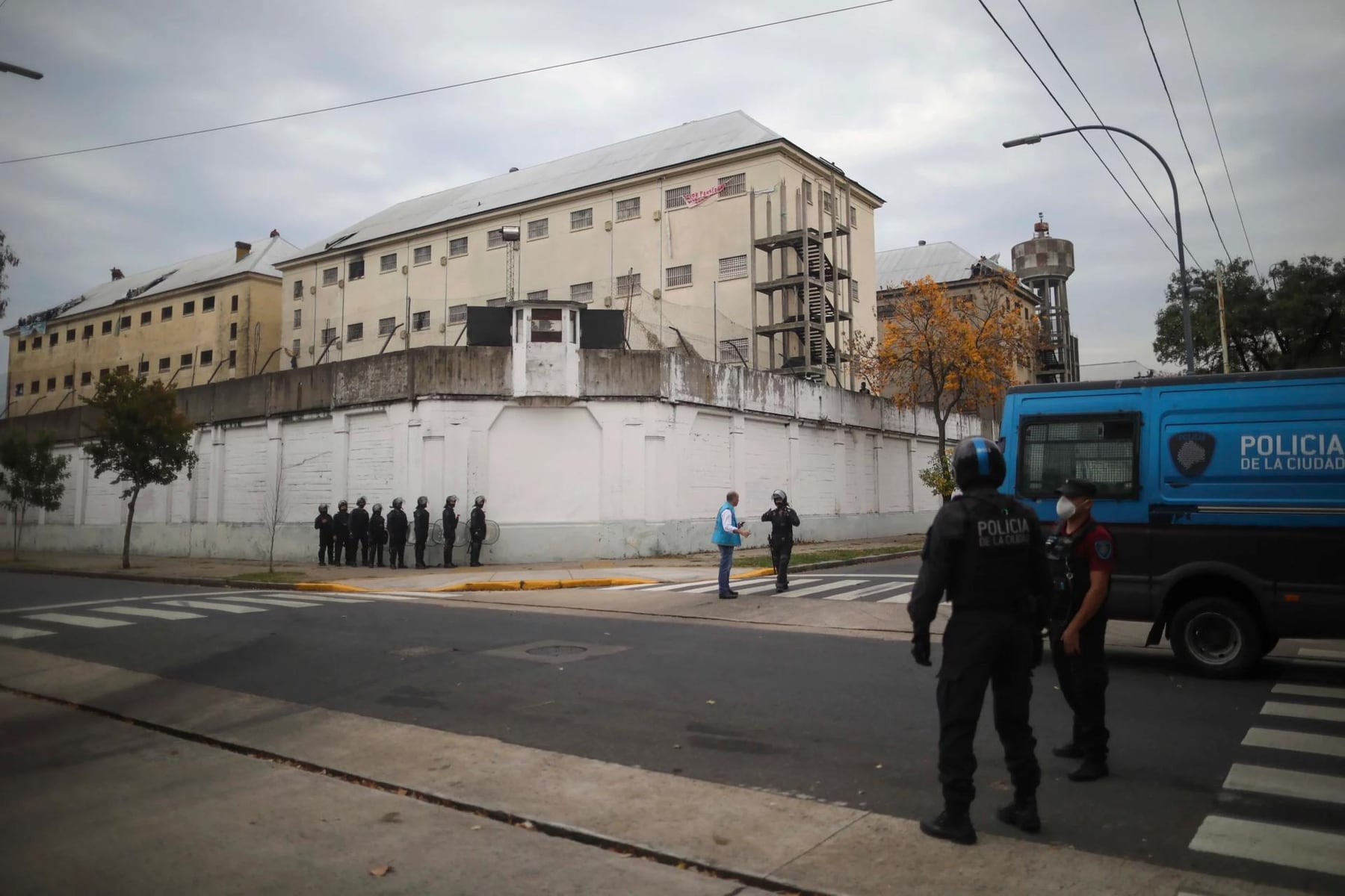 Vaciamiento de Devoto: ya trasladaron al 60% de los presos a Marcos Paz y crecen los reclamos por pertenencias