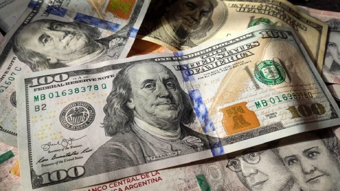 El blue cedió cinco pesos en una jornada de calma cambiaria y quedó a 15 del dólar oficial