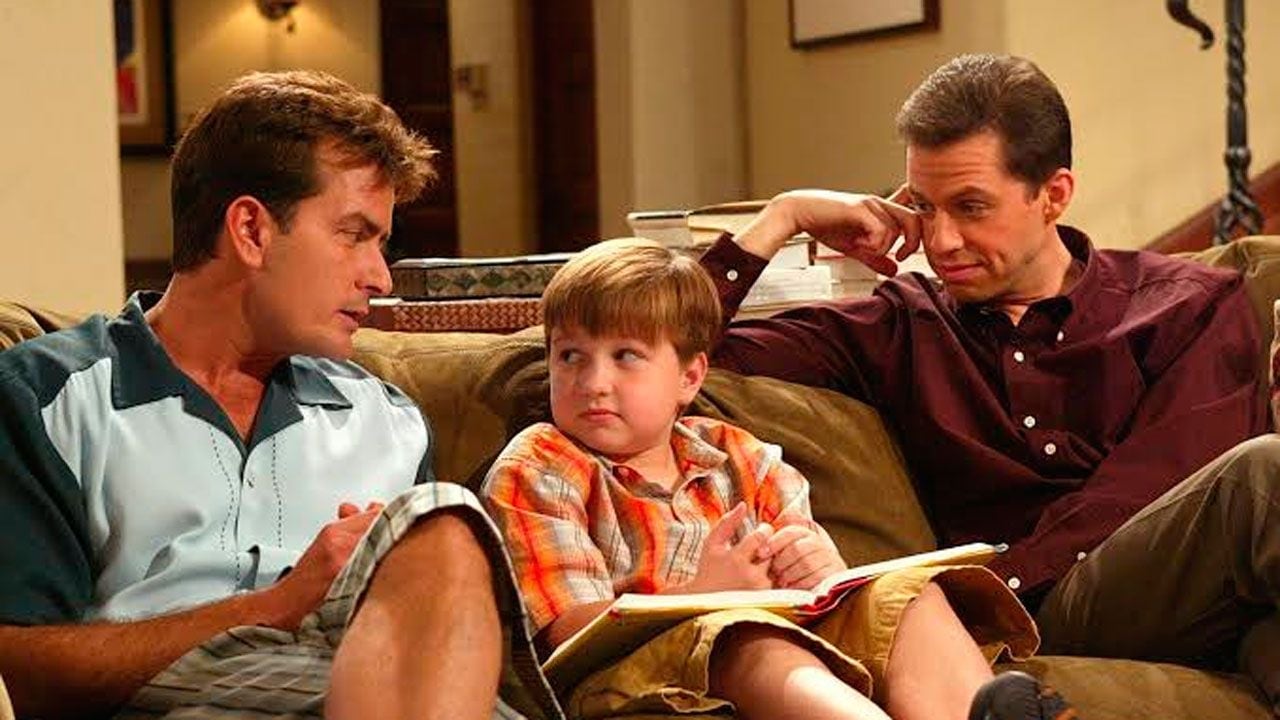El actor inglés que estuvo a punto de sentarse en el sillón de Charlie Sheen (y por qué se levantó a último momento)