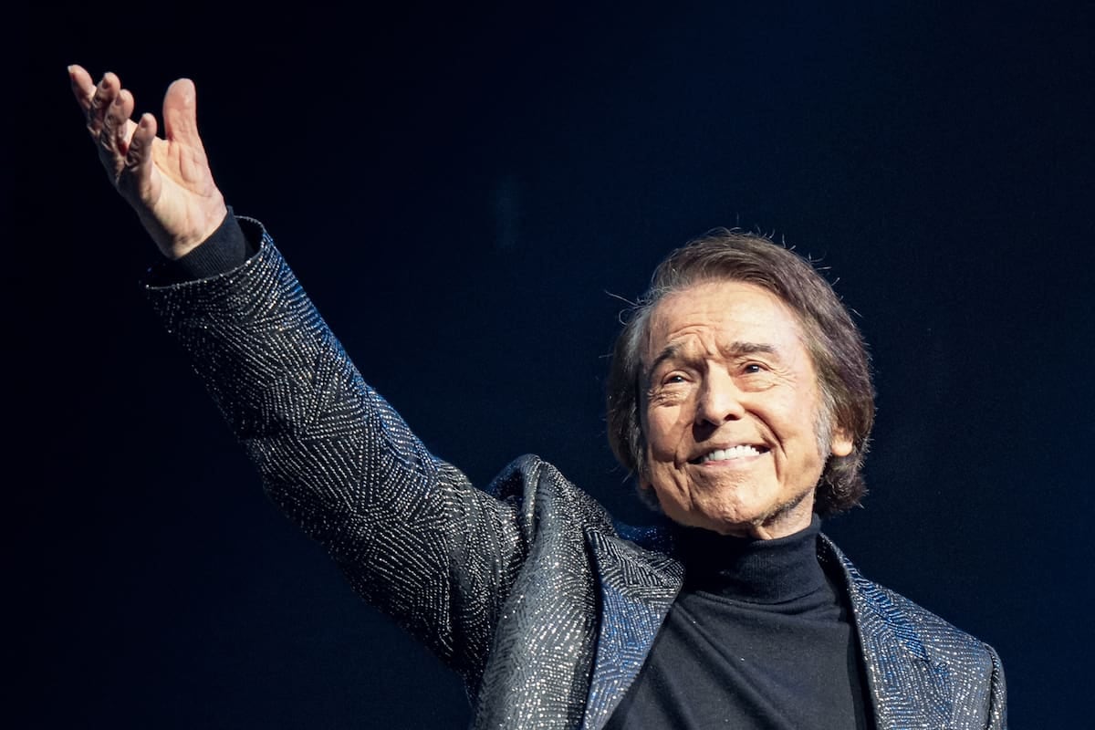 Raphael vuelve a Buenos Aires para reencontrarse con su público en el Gran Rex, mientras Netflix lo reconstruye capítulo a capítulo