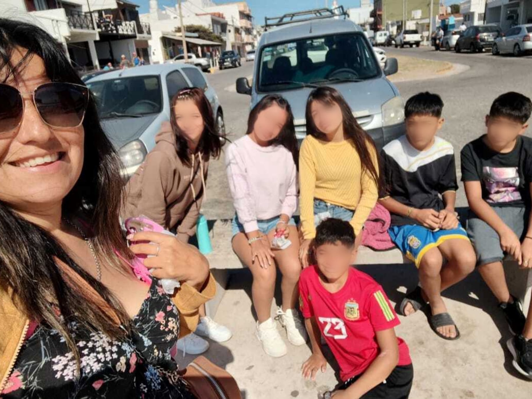 Una maestra de 38 años adoptó a seis hermanos en un bloque y después fue madre: hoy cría a nueve