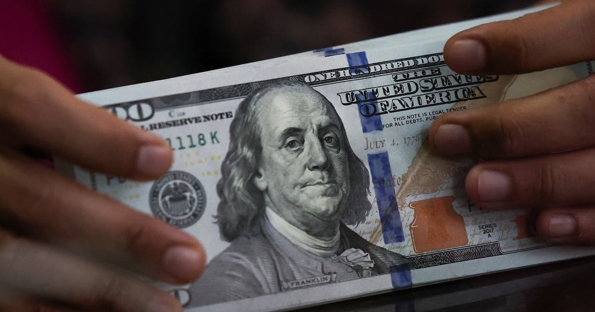 El dólar cierra en calma pero la diferencia con la inflación ya supera los 23 puntos en lo que va del año