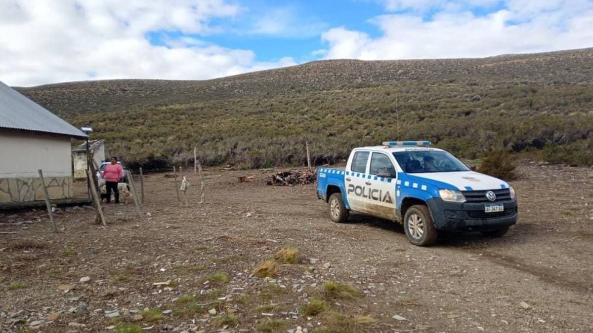 Una semana sin provisiones en la meseta neuquina: la Policía asistió a una madre y sus tres hijos aislados por la lluvia