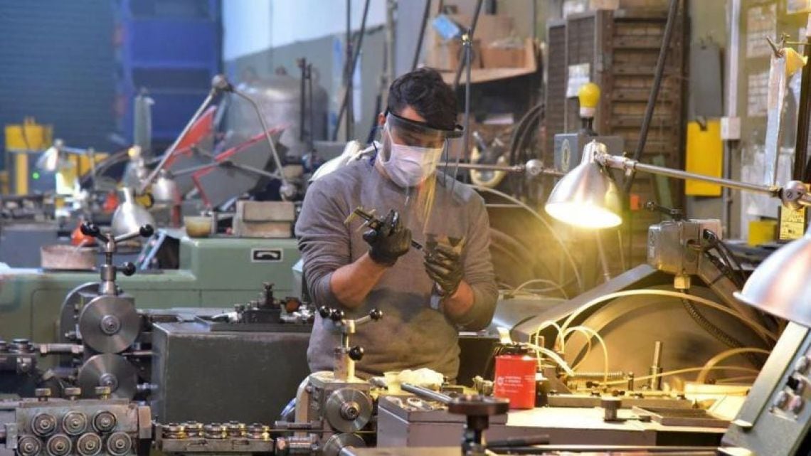 La industria opera con casi la mitad de su capacidad ociosa y la salida del mercado formal se vuelve más frecuente
