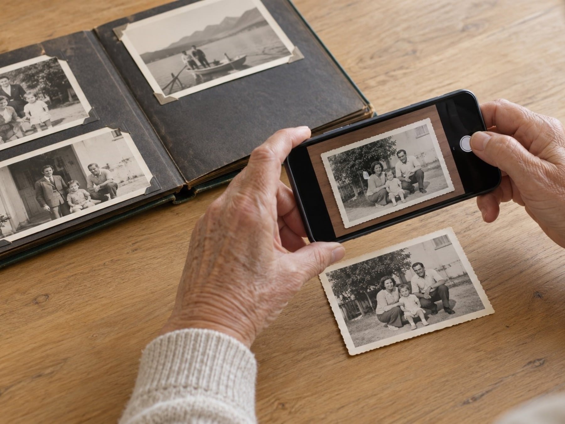 Del álbum al teléfono: cómo pasar tus fotos de papel a la pantalla sin perder la historia