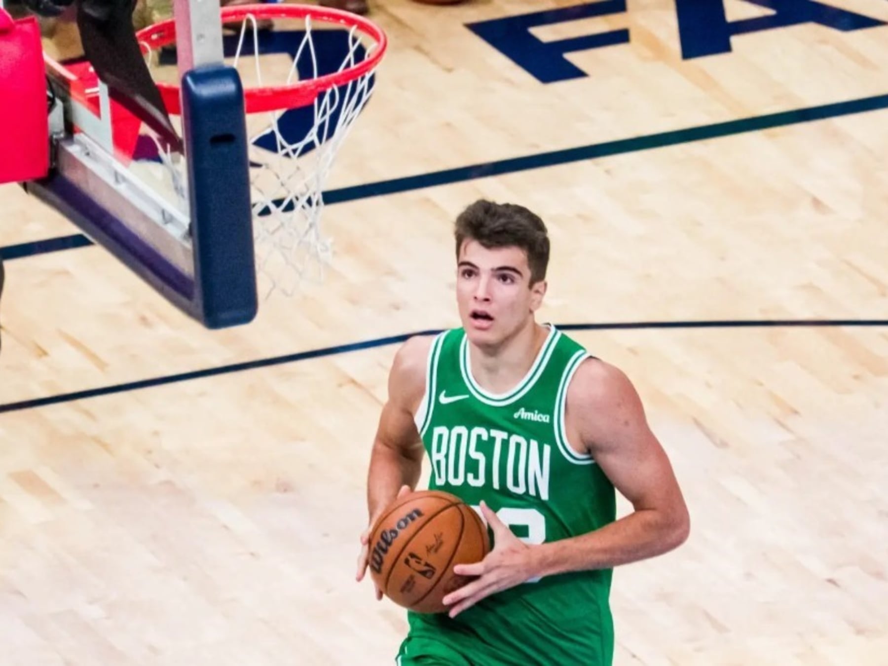 Hugo González se mandó una volcada con pasos de más que los árbitros miraron para otro lado y la NBA volvió a quedar en el ojo de la tormenta