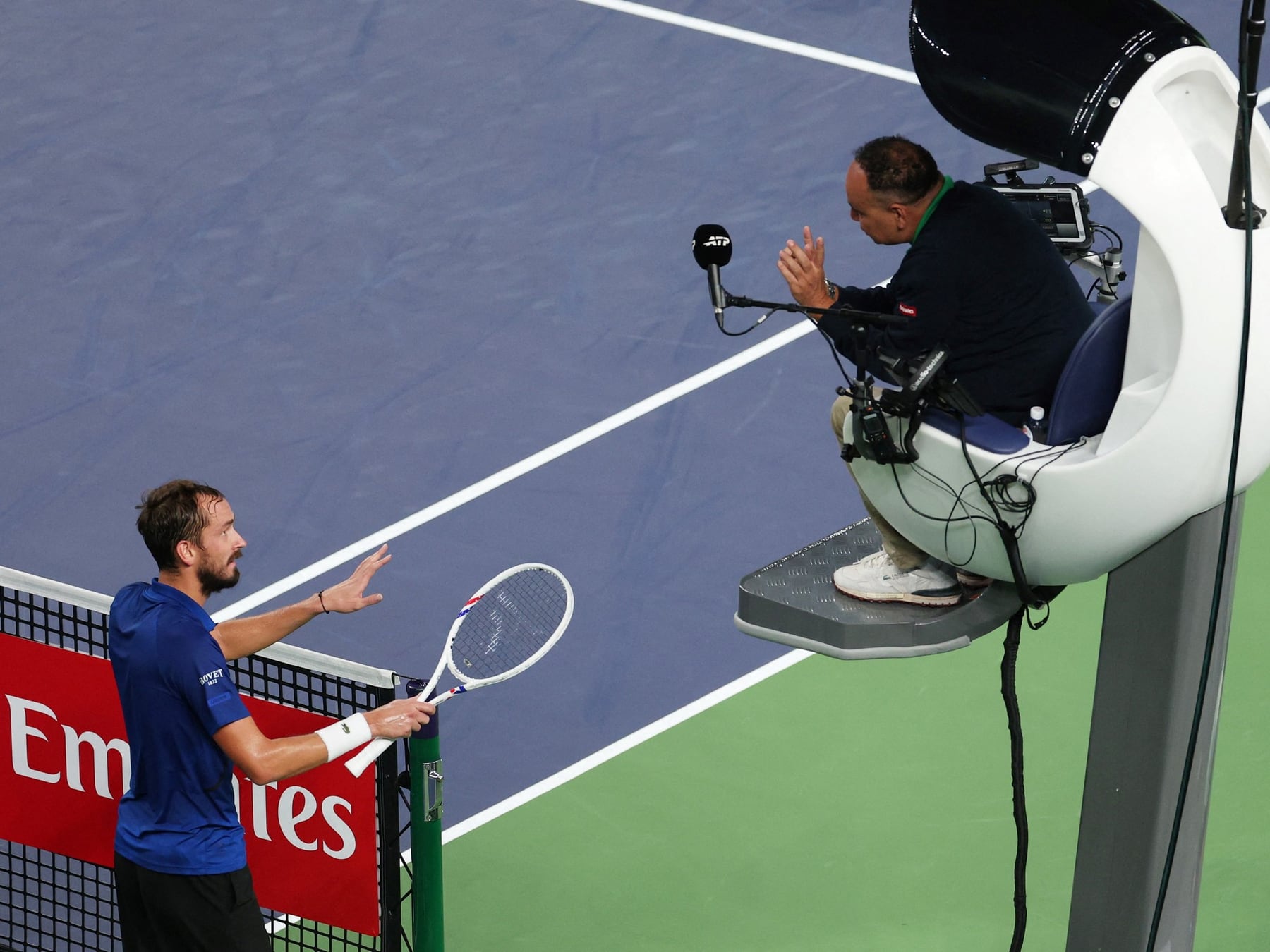 Medvedev pasó la vergüenza en Shanghái: quiso revisar la pelota a su manera y terminó perdido