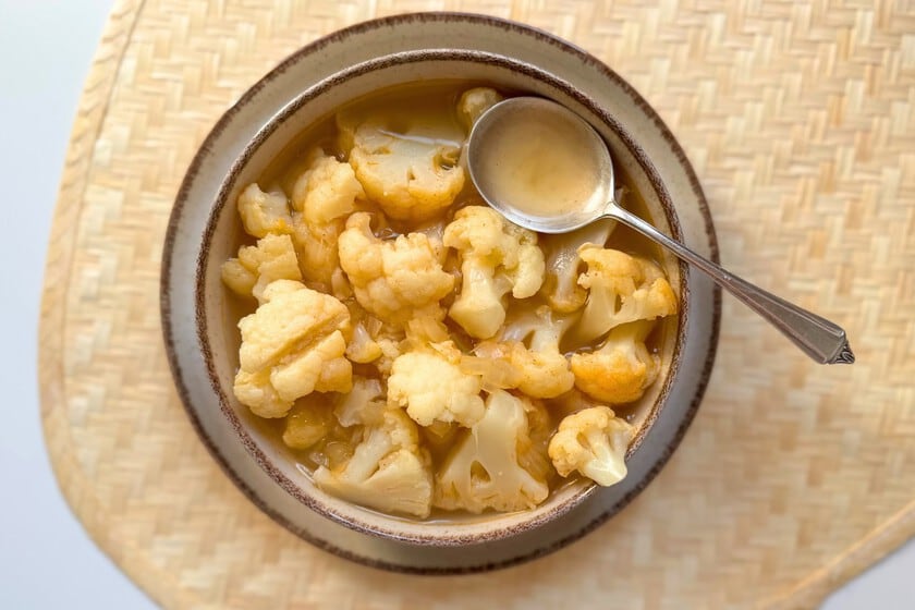 La sopa de coliflor que no se tritura: textura entera, caldo breve y un plato que se come con cuchara grande