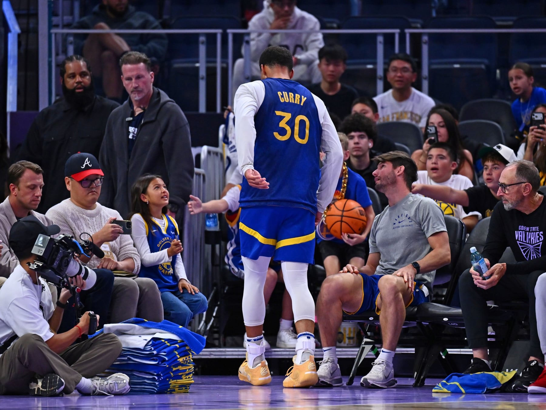 Curry renovó por dos años con Golden State, se torció el tobillo y los Warriors arrancan la NBA con incertidumbre