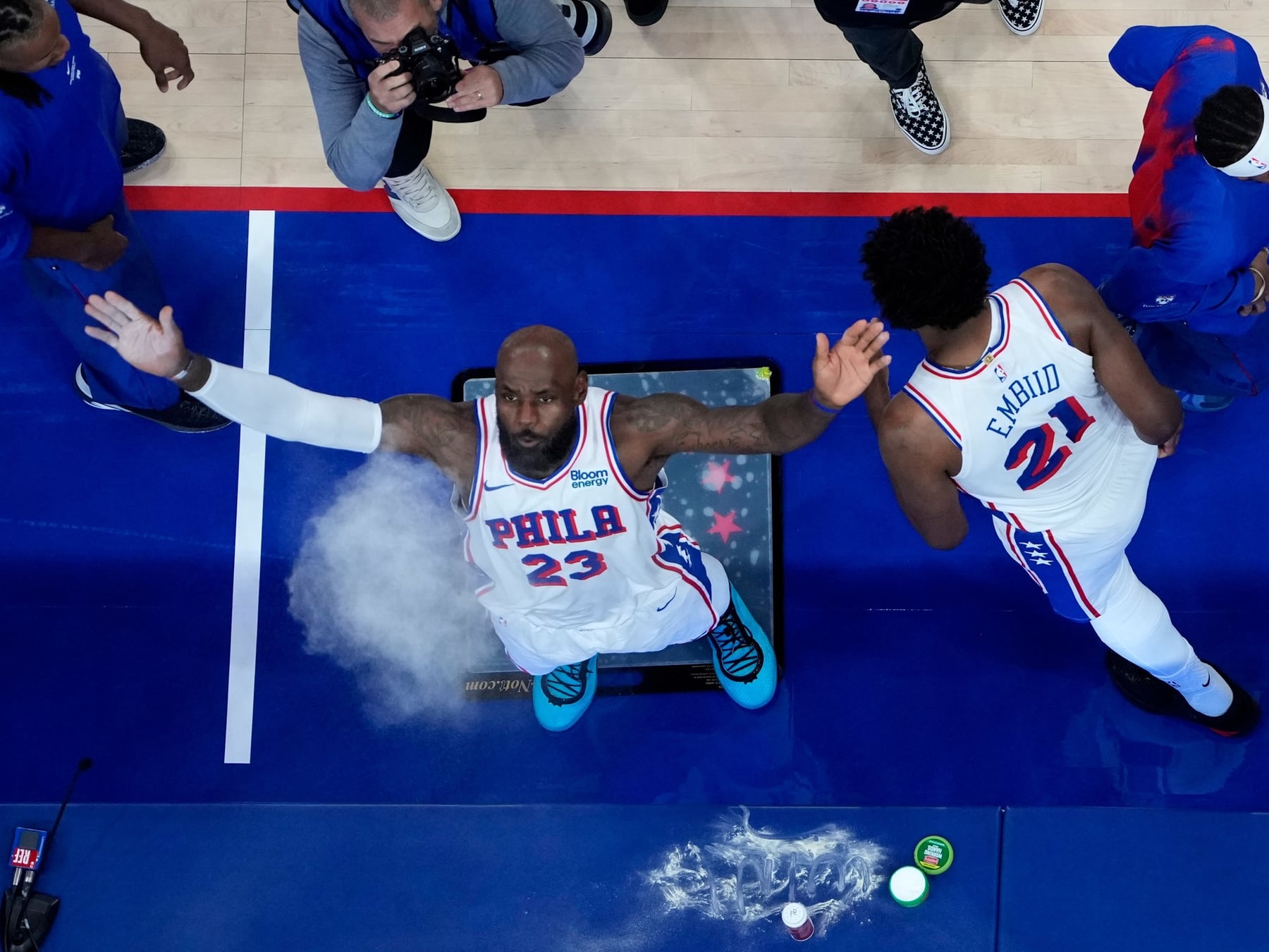 Arranca la NBA y el Madison Square Garden se viste de fiesta: LeBron debuta con los 76ers ante los Knicks, los campeones