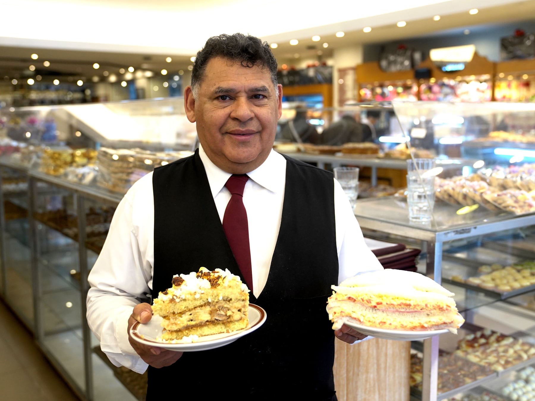 El Greco, la confitería de Rivadavia que vio nacer a Sui Generis y hoy pelea el récord del sándwich de miga