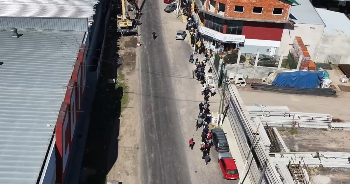 Una convocatoria laboral en Ezeizaeaxedió una fila de más de diez cuadras