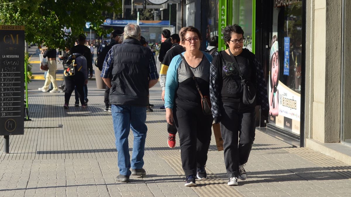 Mas caros y en menos manos: cómo se festejó el Día de la Madre en los locales del centro neuquino