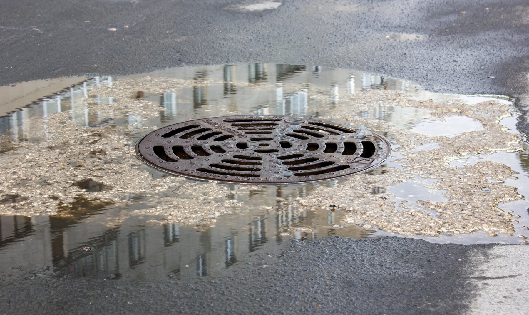 Alerta amarilla en Neuquén: el municipio pide no tocar las rejas de los sumideros y la ciudad se prepara para una nueva pulseada con la tormenta