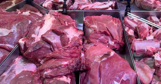 La carne porcinaygóóen volumen, pero los chacinados profundizaron su caída