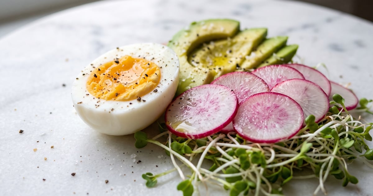Con acompañamientos simples, el huevo duro completa una comida más nutritiva