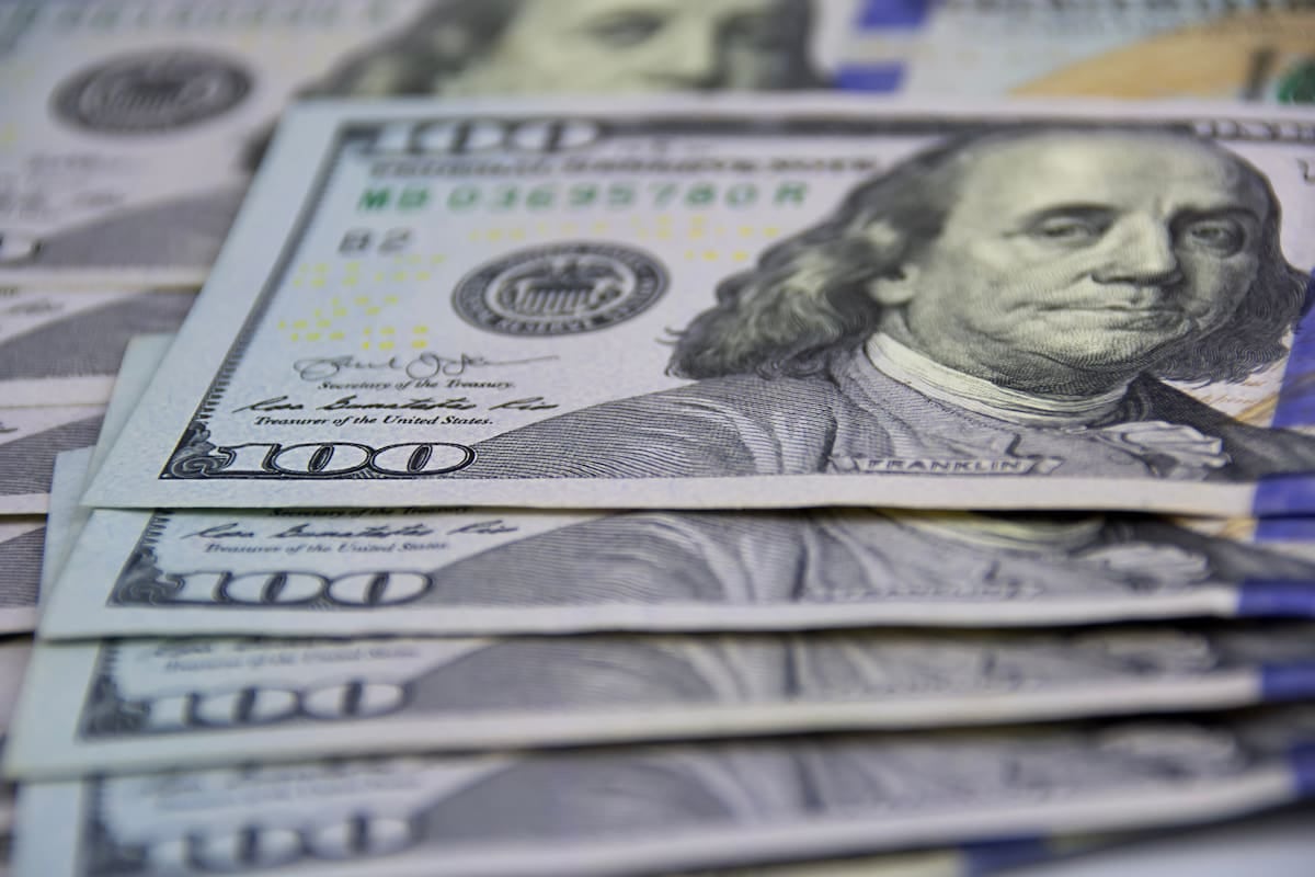 El dólar cierra el viernes con referencias estables para el fin de semana