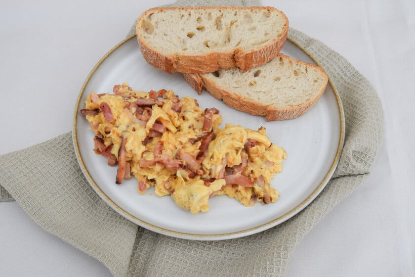 El fuego bajo y el movimiento constante: la clave para unes huevos revueltos con bacon