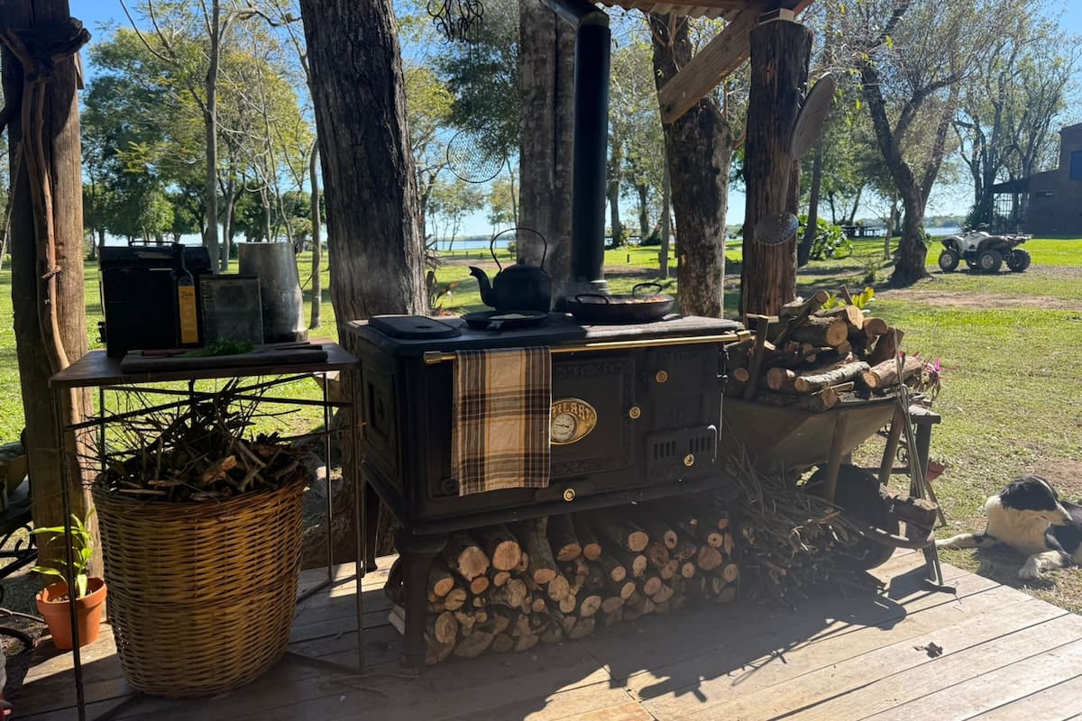 Una fábrica de Tres Arroyos mantiene viva la tradición de cocinar con leña