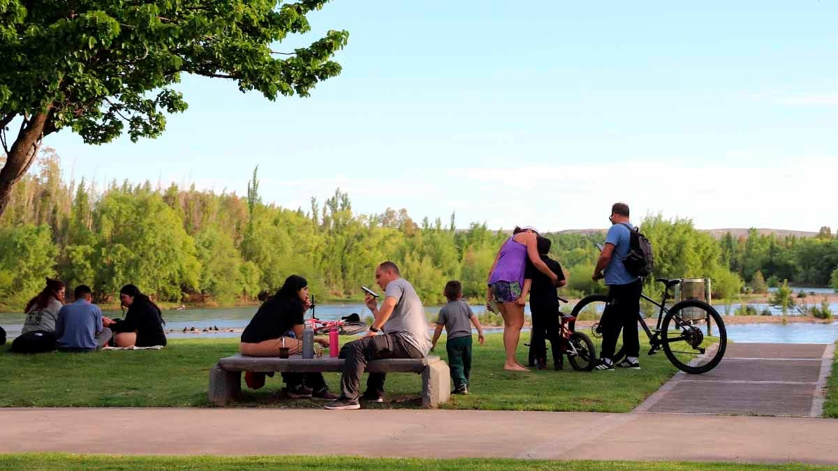 Neuquén: una tarde de sol reunió a vecinos junto al río Limay