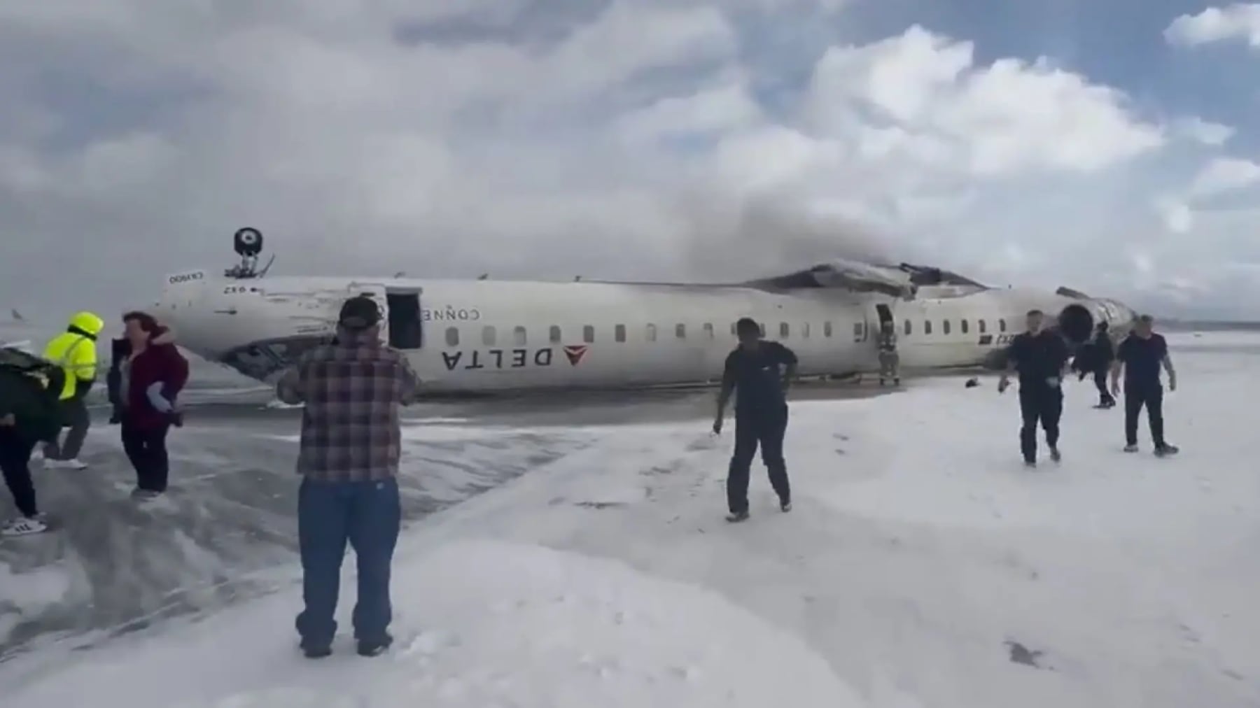 El milagro de Toronto: así fue el vuelco e incendio del avión de Delta
